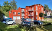 Außenansicht mit Parkplatz