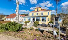 Eingang, Terrasse und Parkplatz -  Hotel Villa Wahnfried, Thiessow