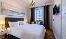 Doppelzimmer im Erdgeschoss mit Box-Springbett