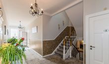 Flur in der ersten Etage: Zimmer 2,  Treppe in die zweite Etage