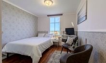 Zimmer 8 in der zweiten Etage  mit traumhafter Ausblick zu den Zicker Bergen, dem Bodden und am Horizont die Ostsee. In Diesem Zimmer genießen Sie einen wunderschönen Sonnenuntergang.