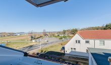 Badezimmer im ZImmer 8 mit  Dachschräge und wunderschönem Ausblick zu den Zicker Bergen und den Bodden