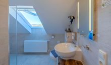 Badezimmer im Zimmer 8 mit  Dachschräge und wunderschönem Ausblick zu den Zicker Bergen und den Bodden