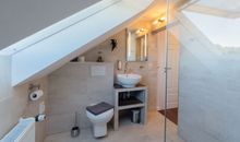 Badezimmer im ZImmer 8 mit  Dachschräge und wunderschönem Ausblick zu den Zicker Bergen und den Bodden