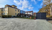 Zweiter Parkplatz hinter dem Hotel mit neuer Fahrradgarage