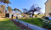 Frühling:  Garten hinter dem Hotel, neuer Fahrrad garage und zweitem Parkplatz