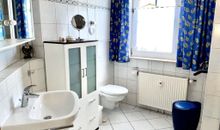 Badezimmer mit Fenster