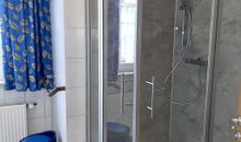 Badezimmer mit Dusche