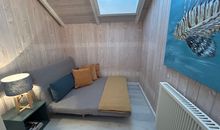 geraeumiges Badezimmer mit Dusche