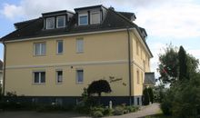 Veranda mit Zugang zur Terrasse und Eingang zur Ferienwohnung
