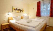 Das erste Schlafzimmer mit Doppelbett