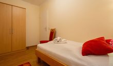 Das zweite Schlafzimmer mit Einzelbett und Kleiderschrank