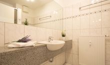 Das Bad mit Dusche und WC