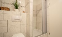 Das Bad mit Dusche und WC