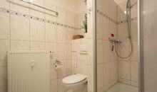 Das Bad mit Dusche und WC