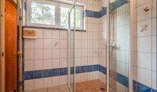 Bad im EG mit Dusche und Zugang zur Sauna
