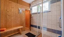 Bad im EG mit Dusche und Zugang zur Sauna