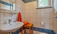 Bad im EG mit Dusche und Zugang zur Sauna