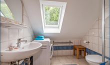 Bad im OG mit Dusche und Waschmaschine