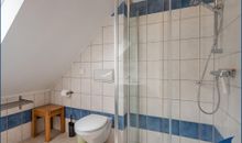 Bad im OG mit Dusche und Waschmaschine