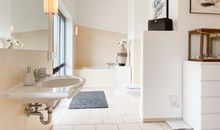 großes Bad im 2.OG (Badewanne, Sauna und Dusche)