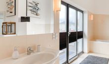 großes Bad im 2.OG (Badewanne, Sauna und Dusche)