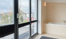 großes Bad im 2.OG (Badewanne, Sauna und Dusche)
