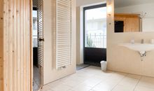 großes Bad im 2.OG (Badewanne, Sauna und Dusche)