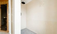 großes Bad im 2.OG (Badewanne, Sauna und Dusche)