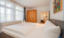 Schlafzimmer 1 mit Doppelbett und Blick auf den Schloonsee