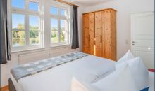 Schlafzimmer 1 mit Doppelbett und Blick auf den Schloonsee