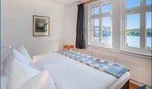 Schlafzimmer 1 mit Doppelbett und Blick auf den Schloonsee