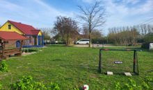 Fussballplatz und Trampolin