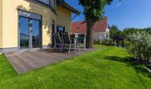 bestuhlte Terrasse mit Blick ins Grüne