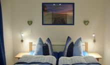 Schlafzimmer mit Doppelbett