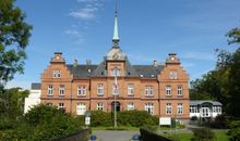 Die Reha-Klinik Schloss Schönhagen ist nur wenige Meter entfernt.