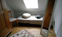 Das erste Schlafzimmer mit Doppelbett