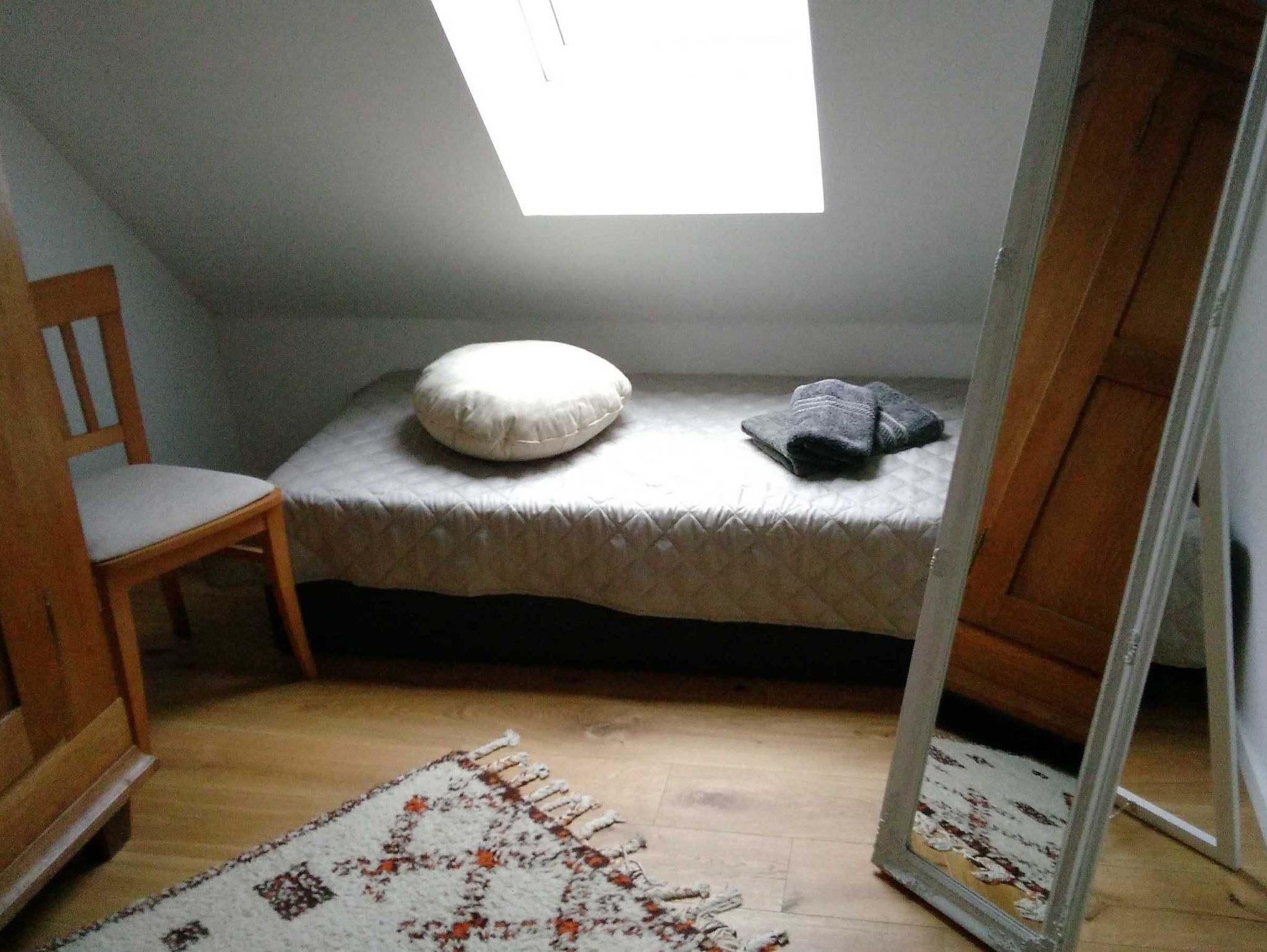 Das erste Schlafzimmer mit Doppelbett
