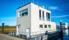 Ausansicht Schwimmendes Haus An Bord 1