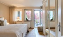 Schlafzimmer 1 nach hinten mit Loggia 2
