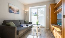 Der helle Wohnraum mit Zugang zum Balkon