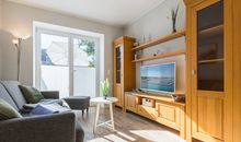 Der helle Wohnraum mit Zugang zum Balkon