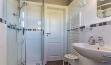 Das Bad mit Dusche und WC