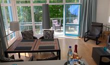 Offener Wohn-Essbereich mit Zugang zum Balkon