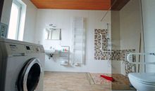 Badezimmer mit ebenerdiger Dusche