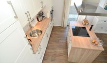 offene Küche im Wohnzimmer mit Küchenzeile