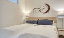 Schlafzimmer mit Doppelbett