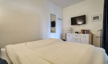 Schlafzimmer mit Doppelbett