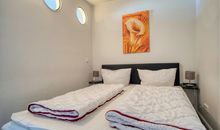 Schlafzimmer mit Doppelbett