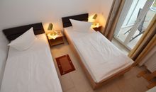 2x Schlafzimmer mit zwei Einzelbetten